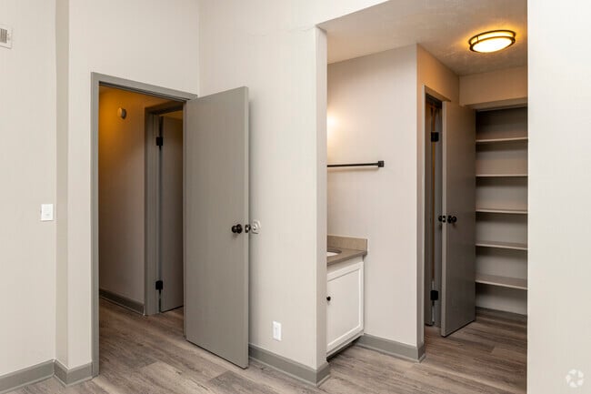 2BR, 1BA - 850SF - Reserve at the Knolls