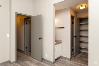 2BR, 1BA - 850SF - Reserve at the Knolls