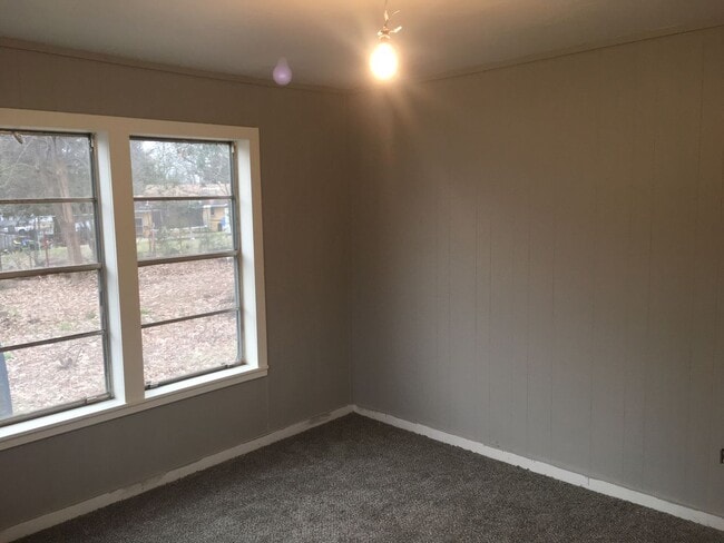 Building Photo - 3/1/1 Kilgore Fenced yard and Pet Friendly