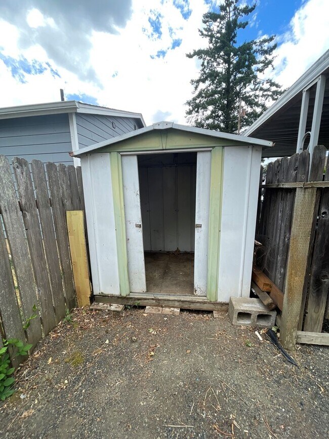 Building Photo - West Roseburg 2 Bedroom house