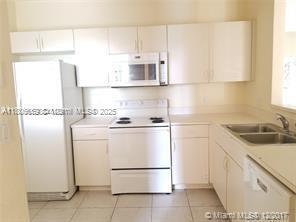 Foto del edificio - 1049 Golden Lakes Blvd