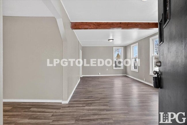 Building Photo - 3905 Peru St