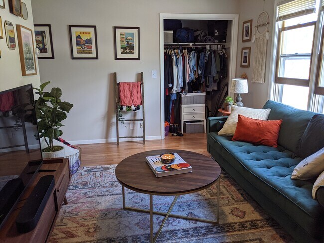 Sala de estar - 680 Juno Ave