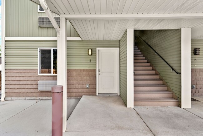 Foto del edificio - Fresh & Modern 3BR Apartment Just Minutes from ISU