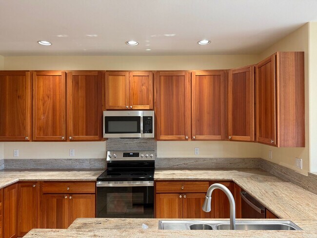 Foto del edificio - Newly Upgraded 4 Bedroom / 3 Bathroom Home in Waiolani Mauka!