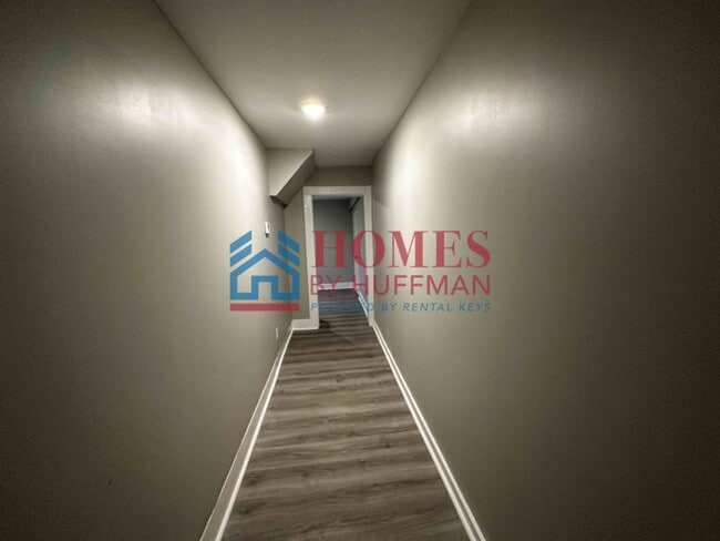 Building Photo - One Bedroom Upstairs Duplex | Move in Special