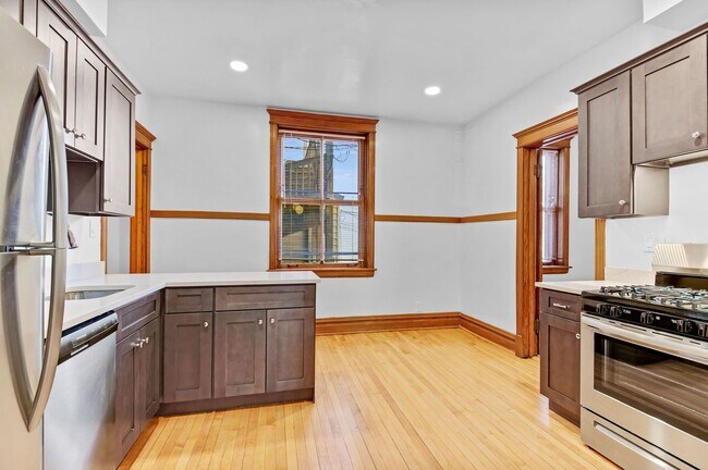 Foto del edificio - 3806 N Greenview Ave