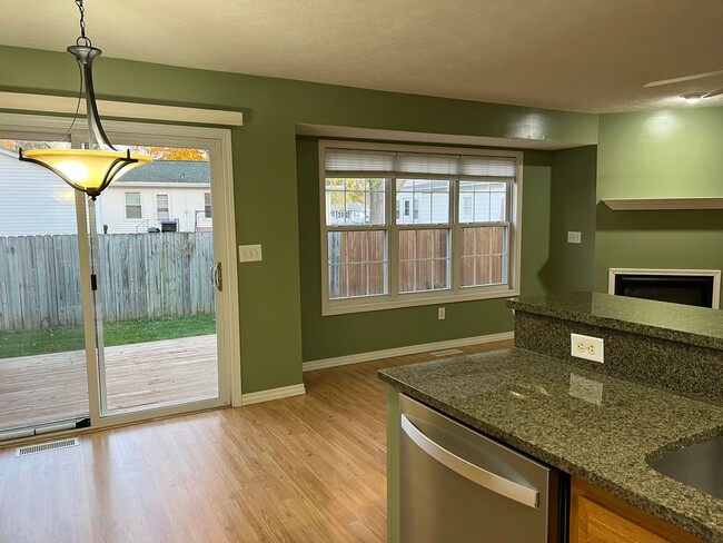 Foto del edificio - Very sharp 3 BR, 2.5 bathroom,  updated ap...