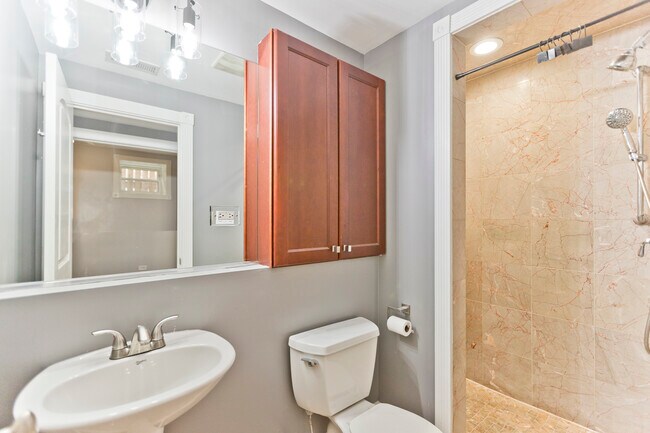 Foto del edificio - 5212 N Winthrop Ave