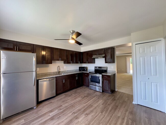 Building Photo - Charming 3Bedroom/2.5Bath Townhome in Mays...