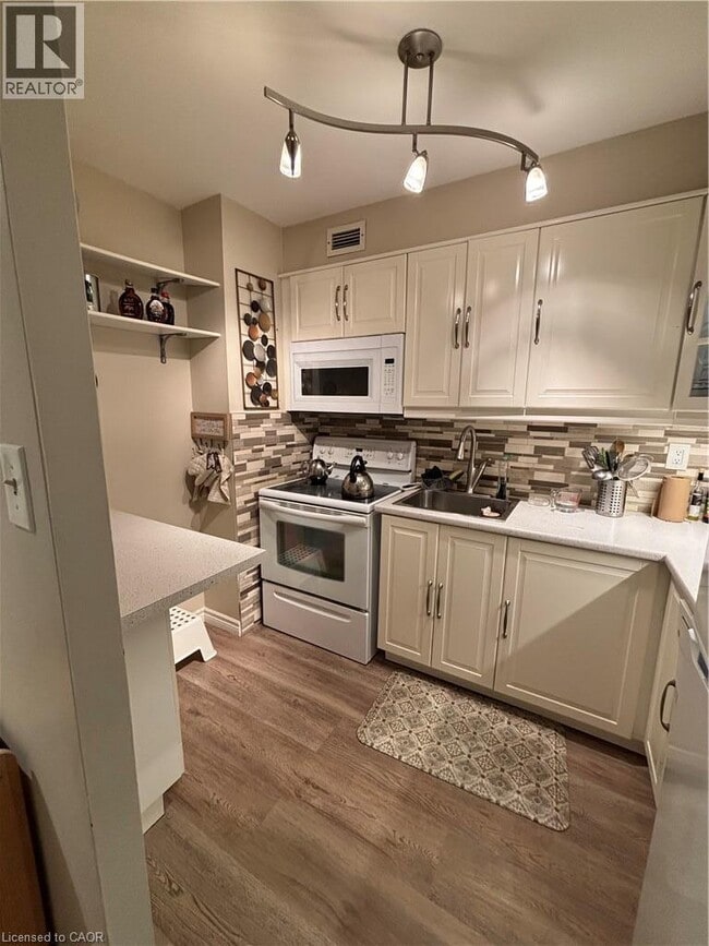 Building Photo - 975 Warwick Ct