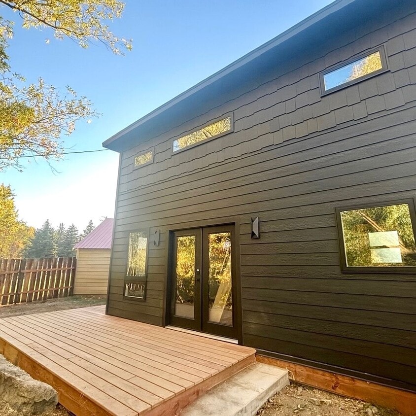 Building Photo - Charming Tiny Home with a Deck, Creek Fron...