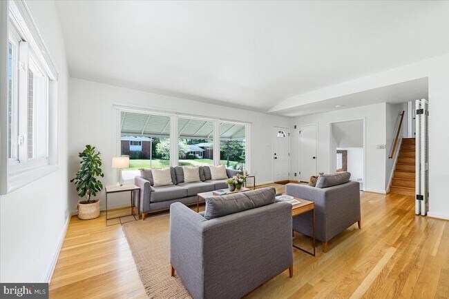 Foto del edificio - 9619 Singleton Dr