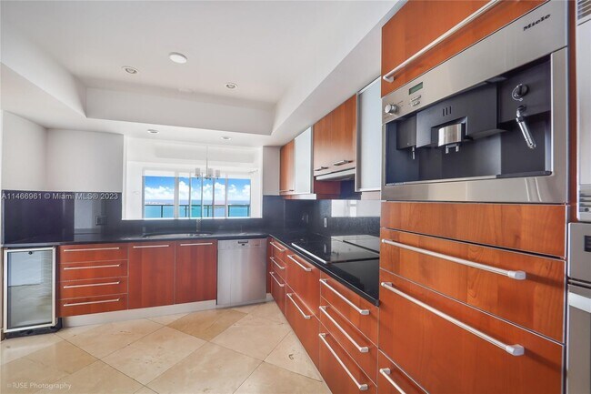 Building Photo - 1331 Brickell Bay Dr