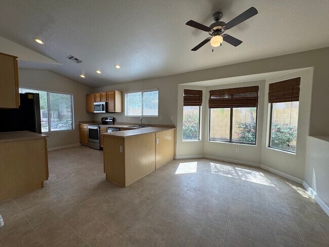Building Photo - BEAUTIFUL 3 BEDROOM 2 BATHROOM HOME IN GOO...