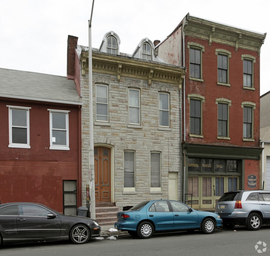 Building Photo - 215 N 8th St