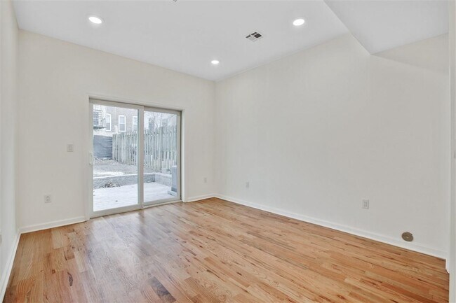 Foto del edificio - 300 Halladay St