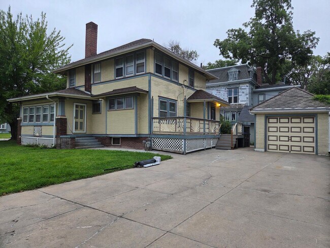 Building Photo - Beautiful 3-bedroom house available now