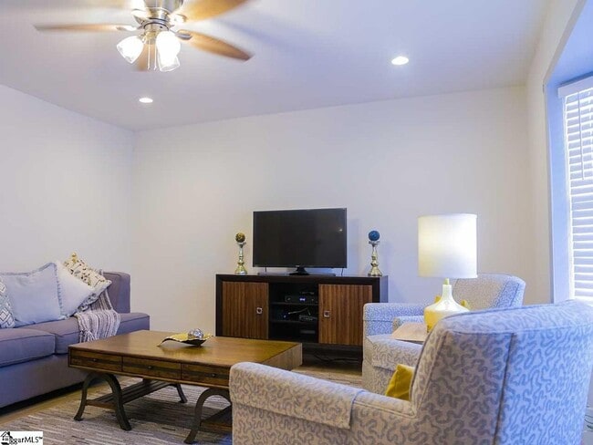 Building Photo - Greenville - Beautifully Renovated 3 BR/1....
