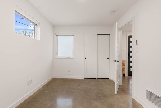 Building Photo - Modern Queen Anne Retreat with Rooftop Deck & Designer Finishes