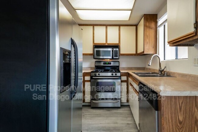 Building Photo - 3888 San Ramon Dr