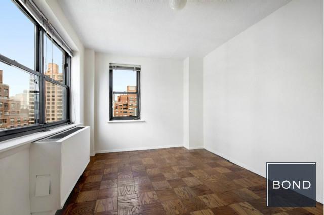 Primary Photo - 200 E 24th St