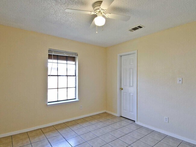 Building Photo - 2819 Cottonwood Ln