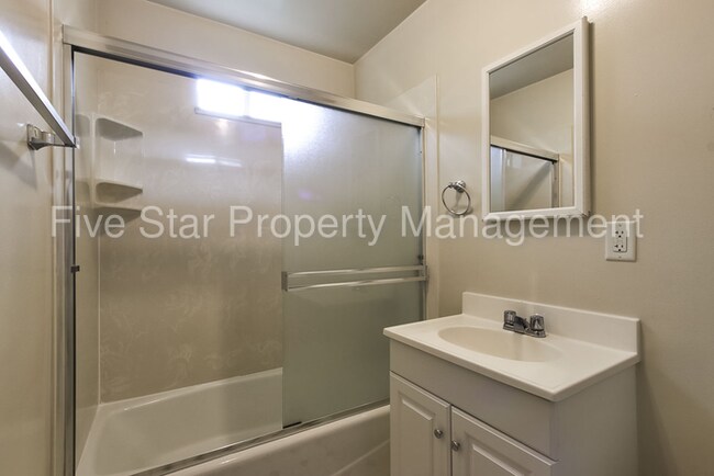 Building Photo - 479 Waverley St