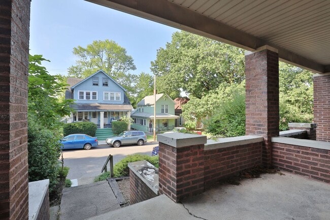 Building Photo - 4 Bedroom North Campus Newly Remodeled House with 2 Decks and Patio