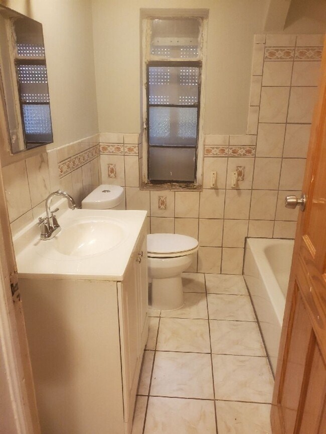 Foto del edificio - 3 Bedroom 1 Bath Brick Bungalow - Availabl...