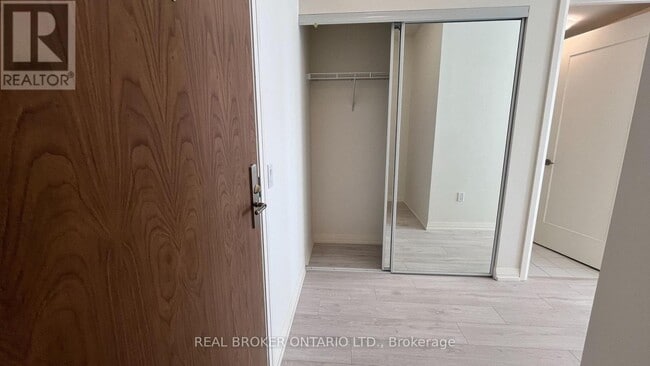 Building Photo - 27 Korda Gate