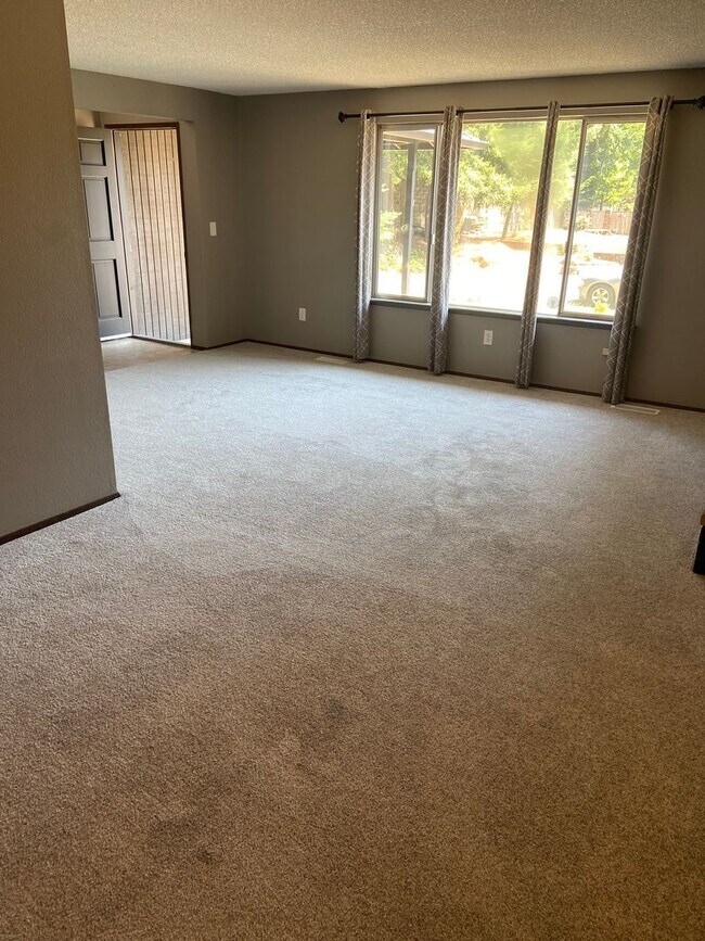 Foto del edificio - 3 Bed Room 1.75 Bath , New Floor Covering , New Interior Paint