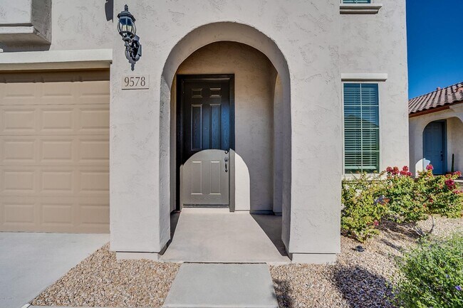 Foto del edificio - Charming 4-bed, 3.5 bath home with full SOLAR at Trailside community on Happy Valley in North Peoria