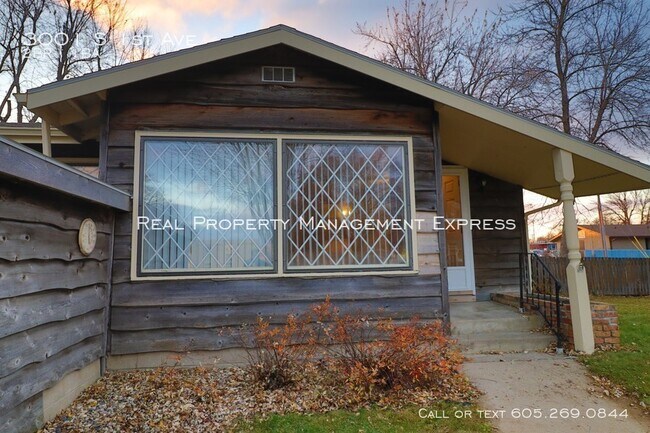 Building Photo - 3001 S 1st Ave