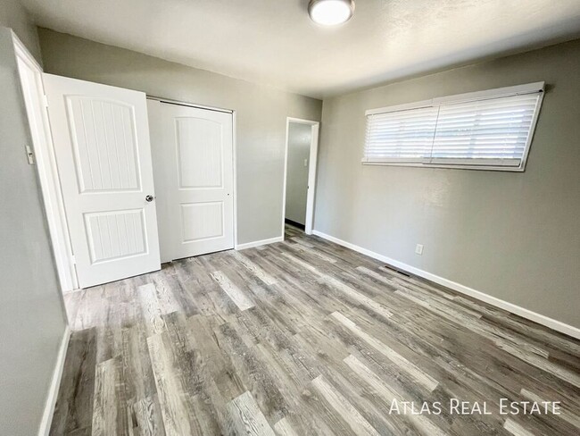 Building Photo - Beautiful 1 Bedroom 1 Bath Located Right O...