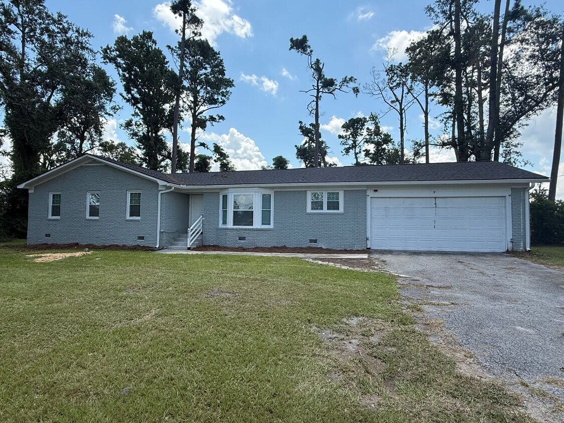 Foto principal - 3 Bedroom 2 Bath off Bemiss