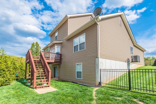 Building Photo - 5005 Double Tree Dr