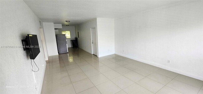 Foto del edificio - 9800 E Bay Harbor Dr