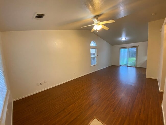 Building Photo - Spacious Tulare Home Available Now!