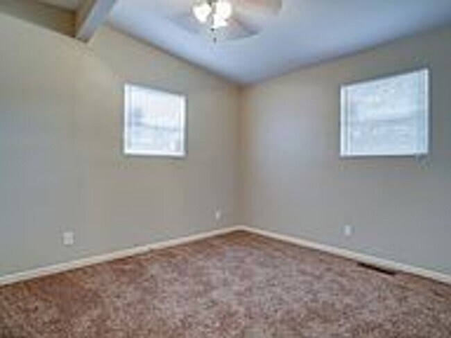 Foto del edificio - Available NOW!