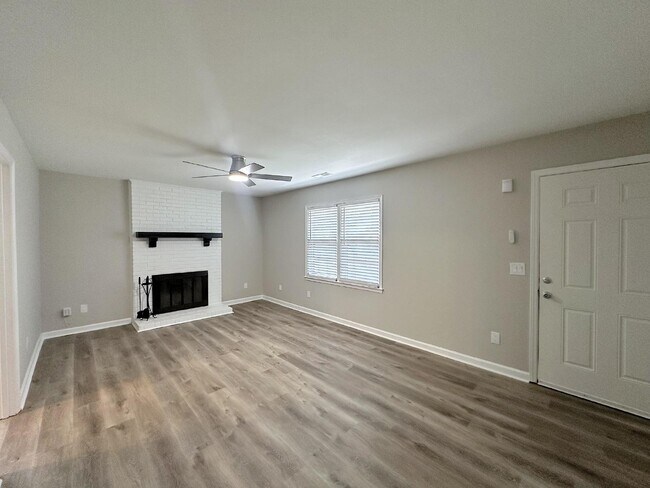 Building Photo - Charming 3 Bedroom Home Fully Renovated!
