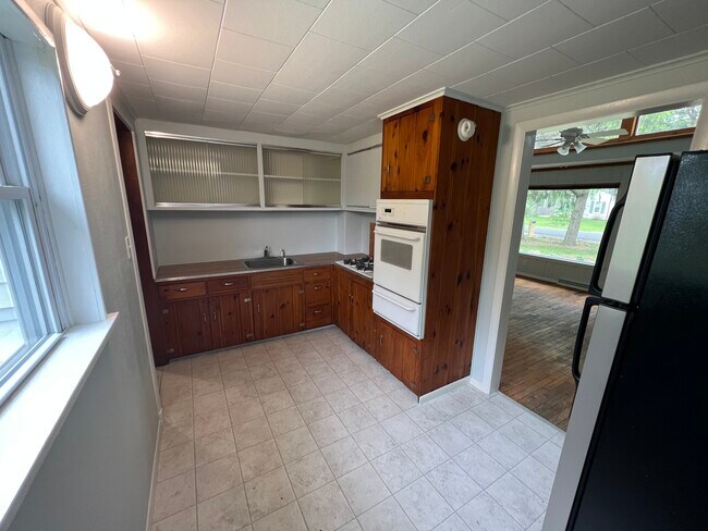 Kitchen - 2602 W John St