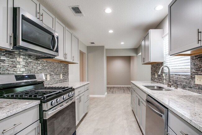 Building Photo - 3 Bedroom/2 Bath Inspiration Hills Subdivi...
