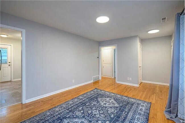 Foto del edificio - 1004 E Cedar St