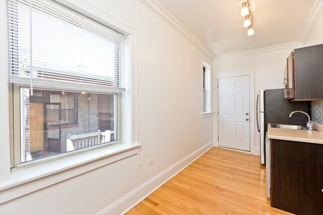 Foto del edificio - Top Floor One Bedroom Apartment in Edgewater