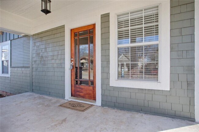 Foto del edificio - Craftsman Style Bungalow Within Walking Di...