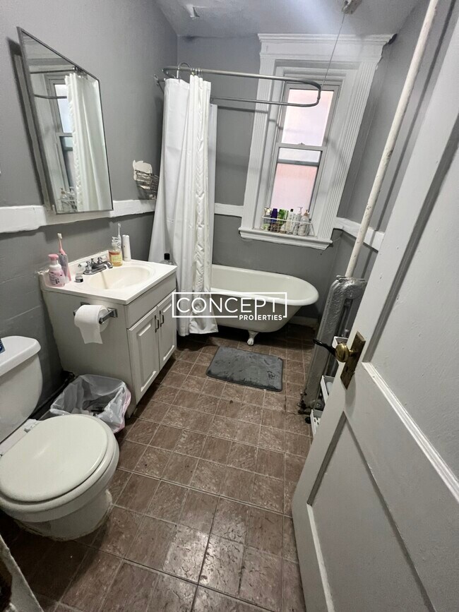 Building Photo - 463 Park Dr