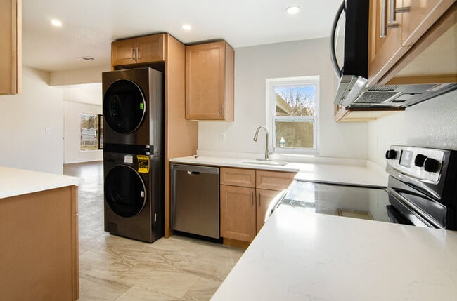 Photo - 105 S Kendall St House