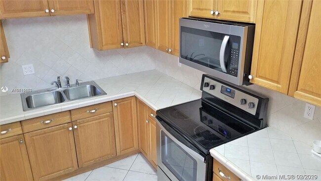 Building Photo - 9331 SW 6th Ln