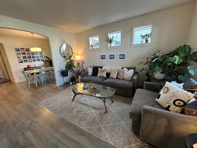 Foto del edificio - Stunning 4-bdr with beautiful fenced yard in Mckenzie Meadow Village! - Sisters, Oregon